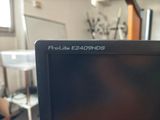 un ordinateur portable posé sur une table dans une pièce