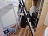 une échelle adossée au mur d'une pièce