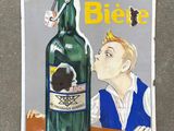 une affiche sur le mur d'un immeuble représentant un homme en train d'embrasser une bouteille de bière