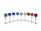 six verres à vin de couleurs différentes sont alignés