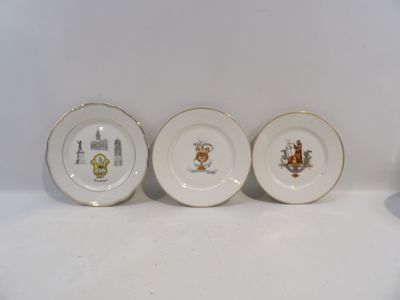 trois assiettes à motifs différents posées sur une surface blanche