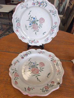 deux assiettes posées sur une table en bois