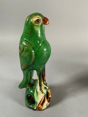 Statuette en biscuit émaillé « Sancai » figurant une perruch…