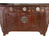 une commode en bois à trois tiroirs surmontée d'une horloge