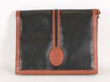 porte-monnaie en cuir noir et marron, muni d'une lanière en cuir marron
