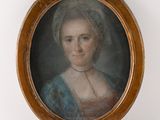 portrait d'une femme en robe bleue, dans un cadre en bois