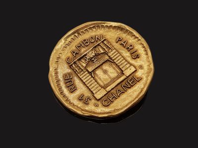 gros plan d'une pièce d'or sur une surface noire