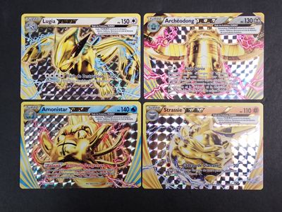 Quatre cartes Pokémon différentes sont représentées sur une surface noire.