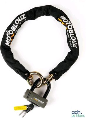 le cadenas est fixé à une chaîne à laquelle est accrochée une clé