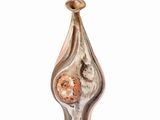 une image représentant un vase en bronze sur fond blanc