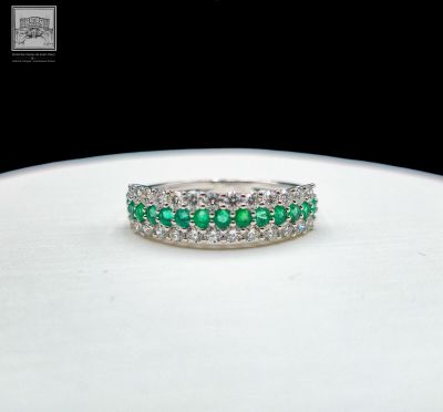 Demi-alliance en or blanc 750°/.(18K), ornée d'émeraudes ron…