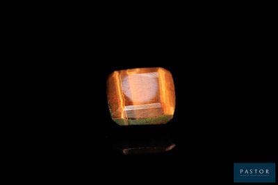 une lumière allumée au milieu d'une pièce sombre