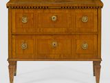 une commode en bois avec des poignées en laiton et des tiroirs