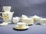 beaucoup de vaisselle et de tasses blanches sur la table
