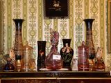 de nombreux vases posés sur une commode dans une pièce