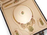 une boîte contenant un ensemble de bijoux, posée sur une surface blanche
