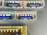 quatre wagons dans des boîtes en plastique posés sur une table