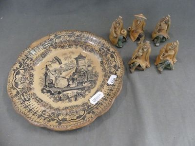 plusieurs figurines d'éléphants et une assiette décorée d'un motif