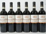 six bouteilles de vin sont alignées sur une surface blanche