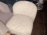 un fauteuil posé au milieu d'un salon