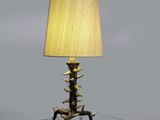 un gros plan d'une table sur laquelle est posée une lampe
