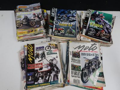 beaucoup de magazines de moto sur la table