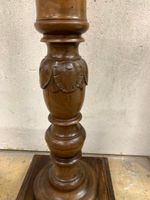 Colonne sellette en noyer mouluré et sculpté à décor cannelé… (photo 5)