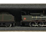 un petit train dans une boîte posée sur une surface blanche