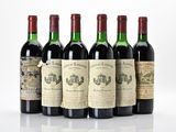 six bouteilles de vin sont alignées sur une surface blanche