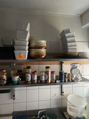 Ensemble de bacs de terrines et vaisselle ordinaire Mise à p…