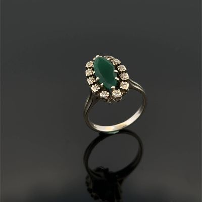 une bague à grappes d'émeraudes et de diamants