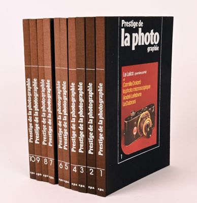 trois livres sur fond blanc, avec une couverture marron et un encadré noir