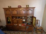 une photo d'un salon avec une grande armoire en bois