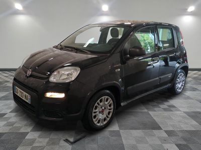 la petite voiture noire est garée sur un carrelage à carreaux