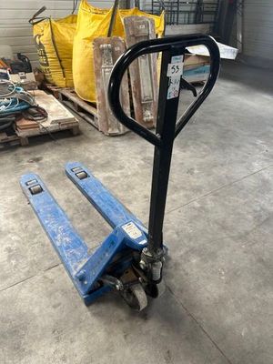 une image d'un chariot élévateur à fourche dans un entrepôt