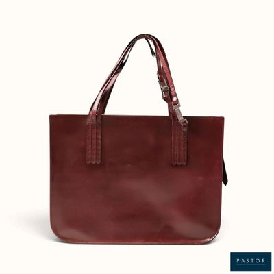 un sac fourre-tout en cuir marron à deux anses sur fond blanc
