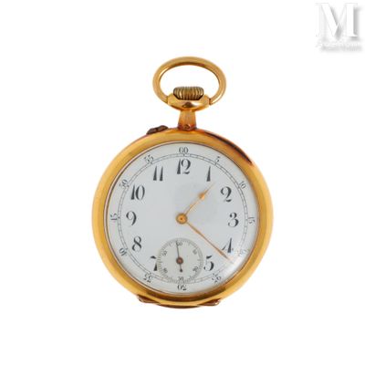 gros plan d'une montre de poche sur fond blanc