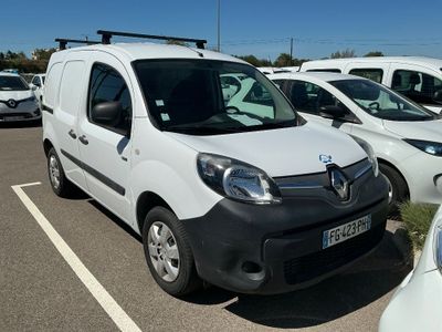 une camionnette blanche garée dans un parking
