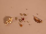 plusieurs types de bijoux différents posés sur une table