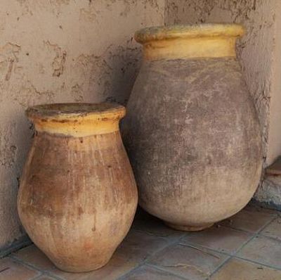 deux vases posés par terre l'un à côté de l'autre