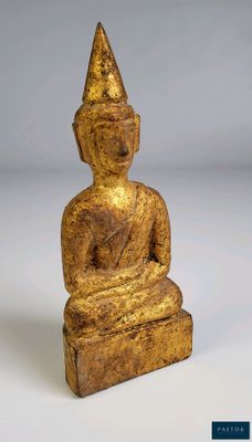 une image représentant une statue de Bouddha assis sur une surface blanche