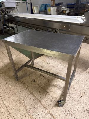 une table placée au milieu d'une cuisine