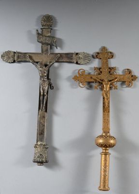 deux croix accrochées au mur d'une pièce aux murs blancs