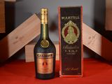 une bouteille de vin à côté d'un carton de vin