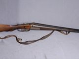 un vieux fusil avec une crosse en bois et un étui en cuir