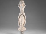 une statue représentant une femme coiffée d'une couronne