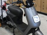 un scooter garé devant des cartons