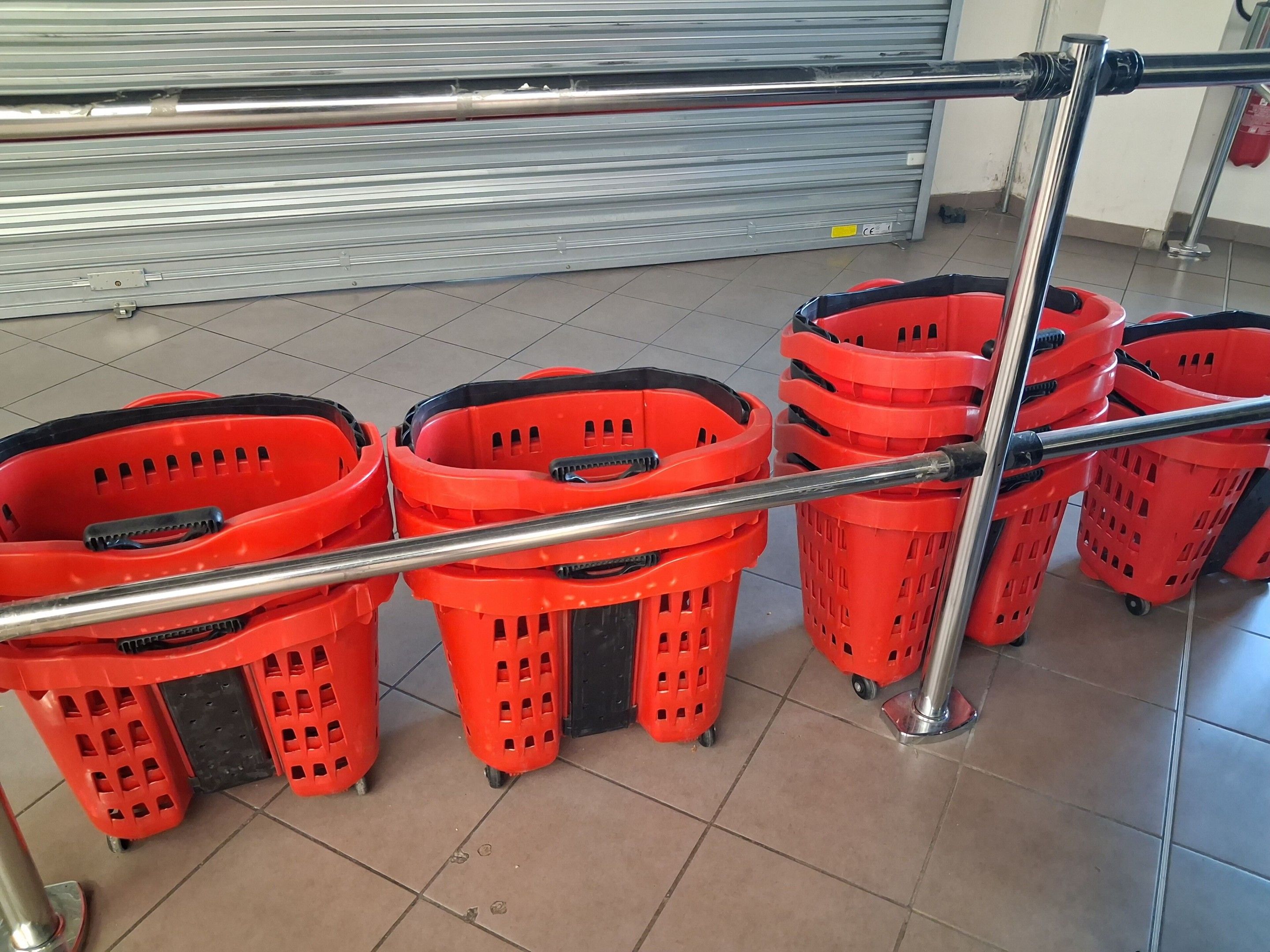 12 paniers de course en PVC rouge