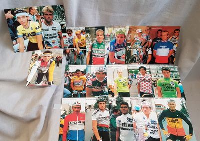 de nombreuses photos différentes d'un groupe de cyclistes allongés sur un lit