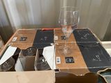 une boîte de verres à vin posée sur une table à côté d'une autre boîte de verres à vin